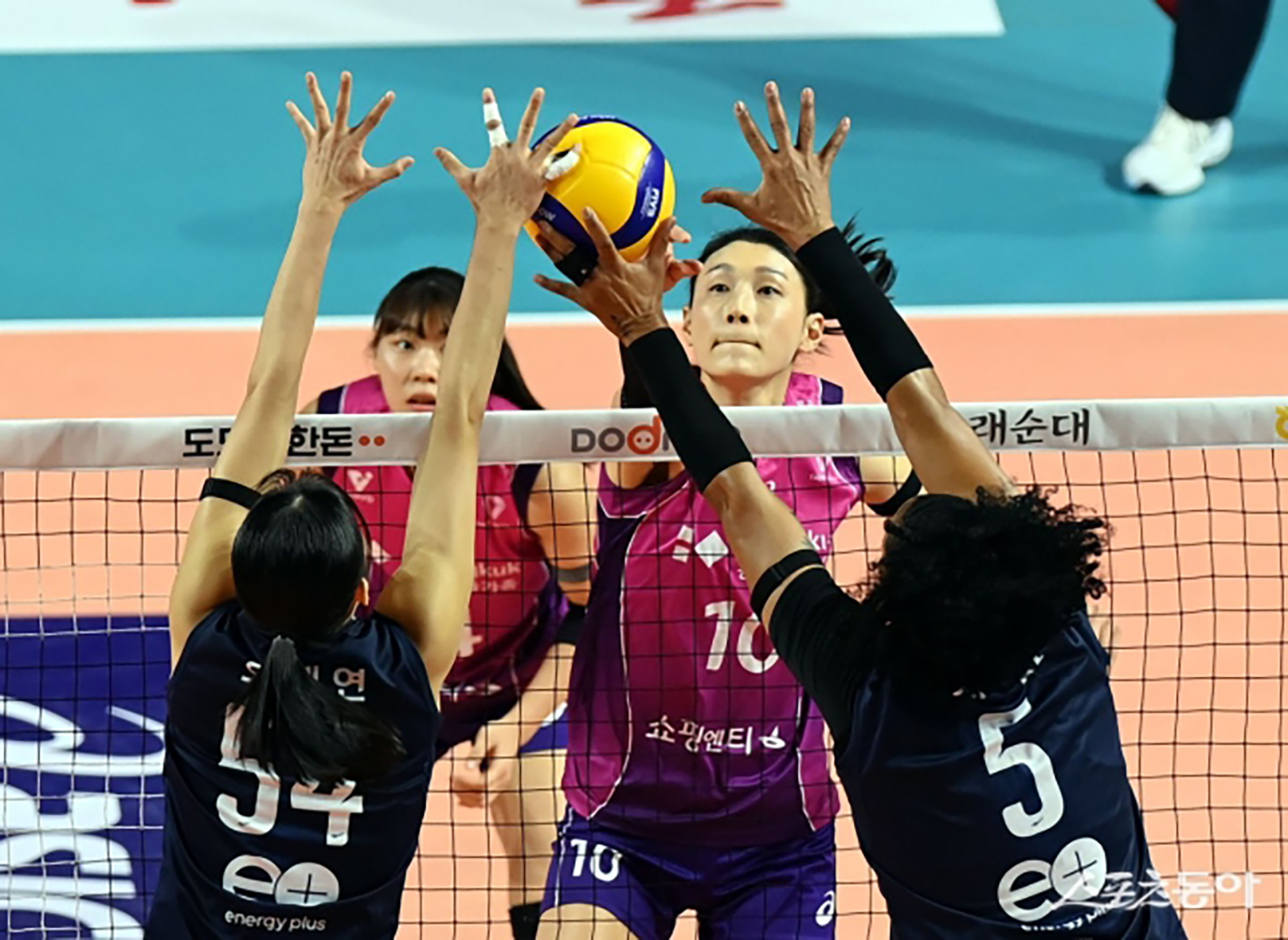 NYAMAN DIPUNCAK: Pink Spiders berhasil mengalahkan tamunya GS Caltex dengan skor 3-1