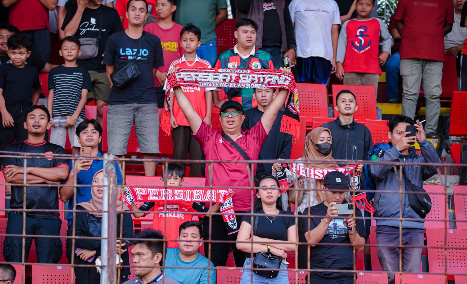 Di dukung suporter setia Persibat Batang bangkit di Liga 4 Jawa Tengah di Stadion dr. H. Moch. Soebroto, Magelang pada Rabu (12/2/2025) sore.