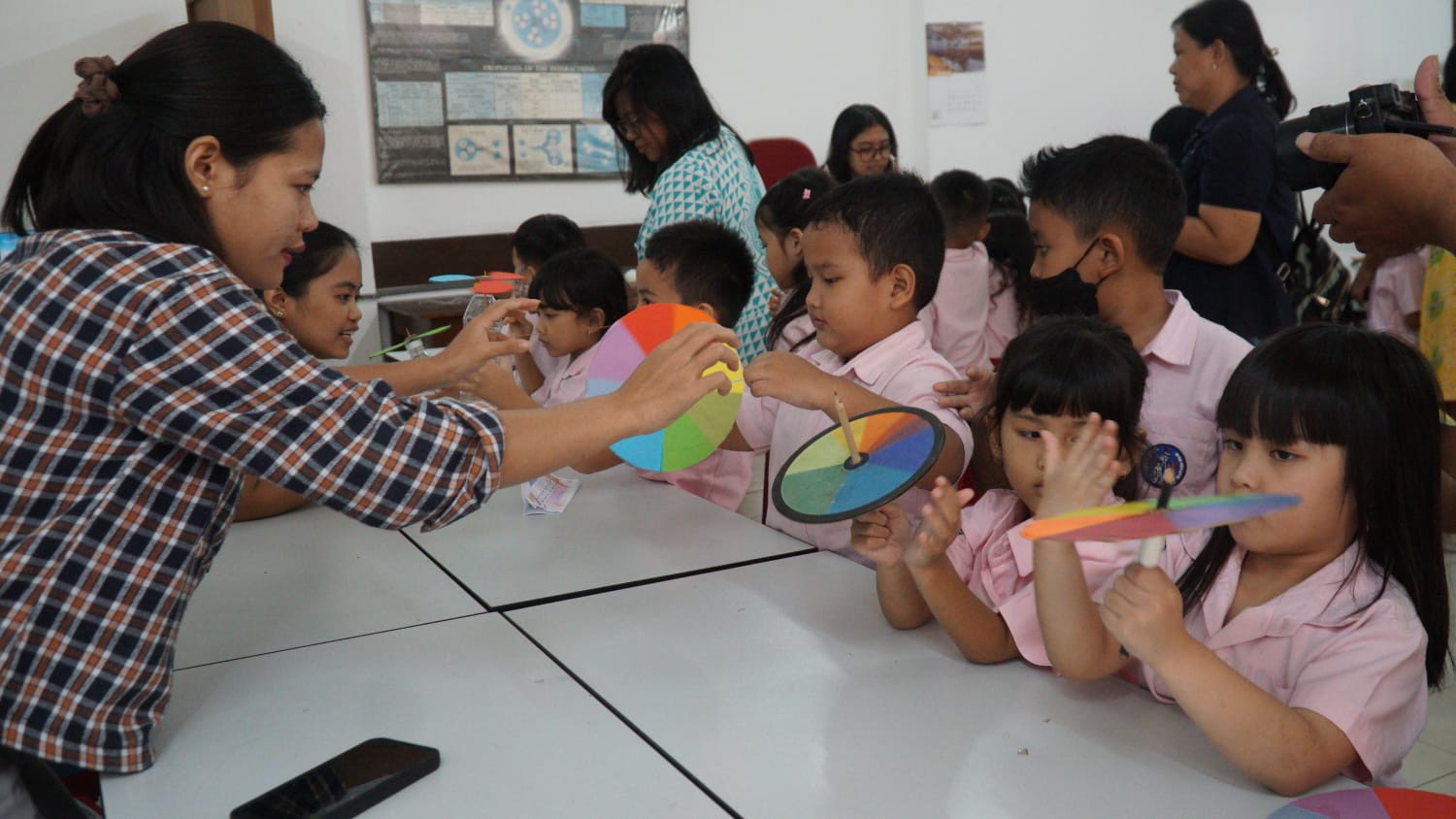 Fakultas Sains dan Matematika (FSM) Universitas Kristen Satya Wacana (UKSW) menggelar kegiatan Fun Experiment untuk anak-anak KB, TK Kristen Satya Wacana.