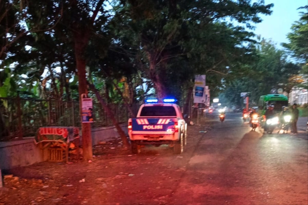 Polisi melakukan olah TKP kecelakaan.