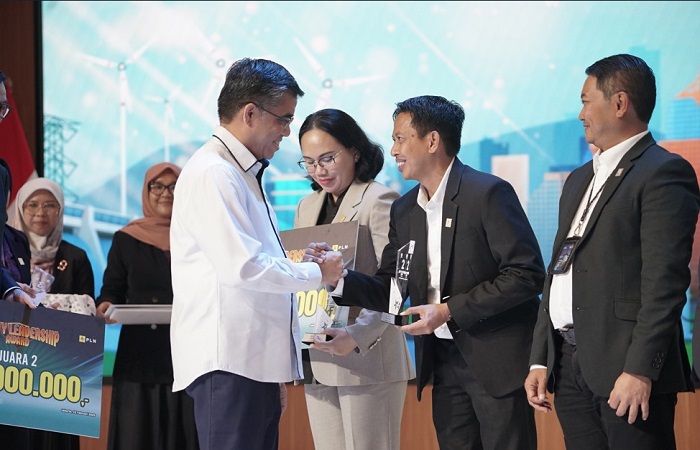 TERIMA PENGHARGAAN : Menaker RI Prof Yassierli ST MT PH.D menyerahkan penghargaan kepada GM PLN UIT JBT, Abdul Salam Nganro yang didampingi Dirut PT PLN Darmawan Prasodjo pada acara puncak Bulan K3.