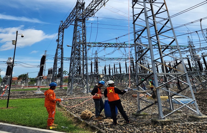 SUPLAI LISTRIK LANCAR : PLN UIT JBT melalui UPT Purwokerto berhasil melakukan penggantian Earth Wire pada Gardu Induk (GI) 150kV Pemalang.
