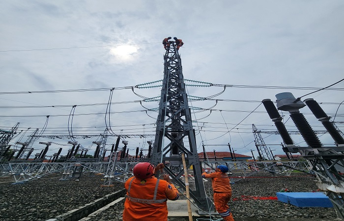 SUPLAI LISTRIK LANCAR : PLN UIT JBT melalui UPT Purwokerto berhasil melakukan penggantian Earth Wire pada Gardu Induk (GI) 150kV Pemalang.