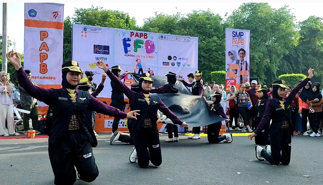 MEMUKAU : Penampilan siswa SMP IT PAPB Semarang di CFD Simpang Lima, Minggu (16/2/2025).