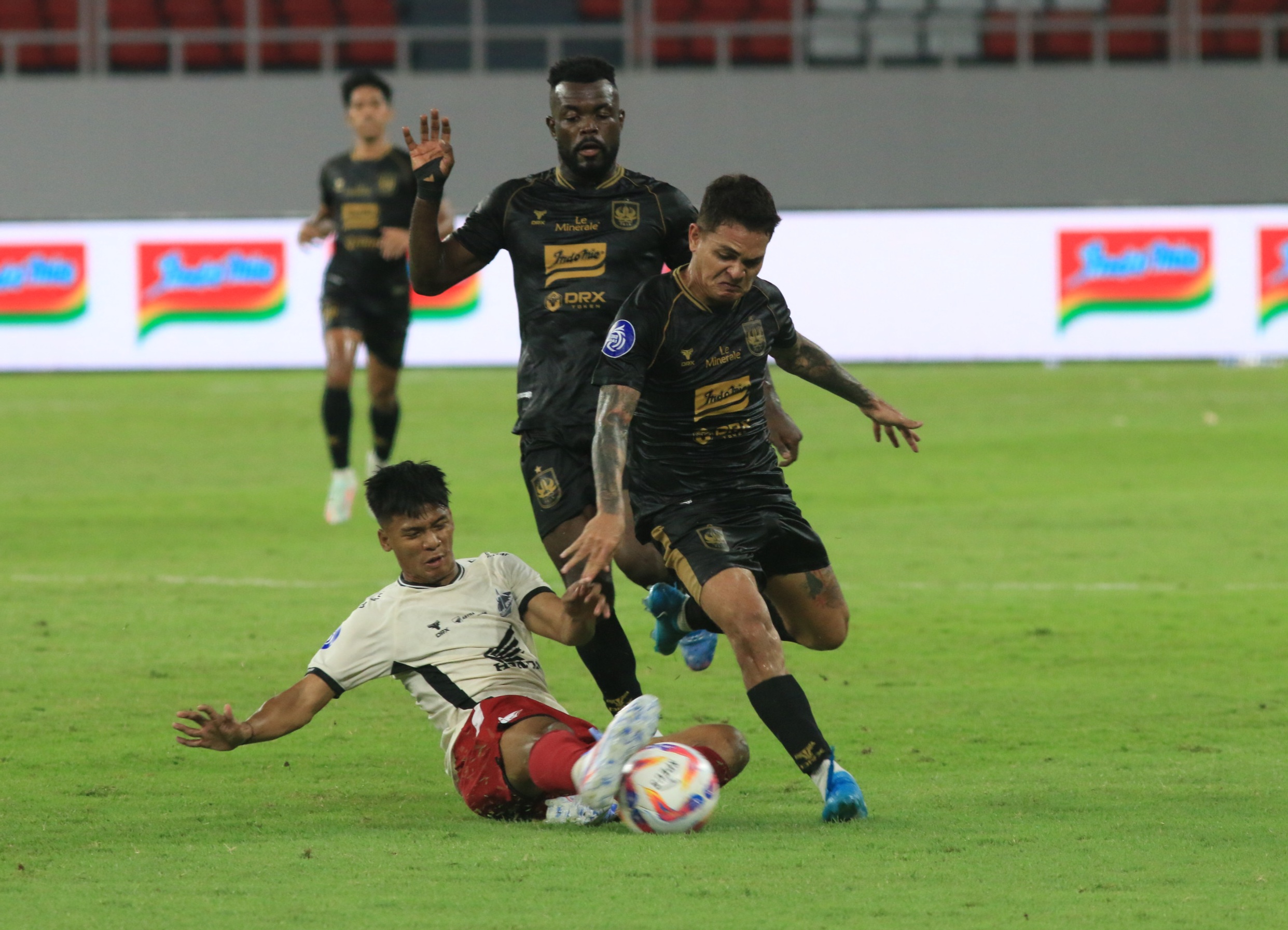 Pemain PSIS Gali Freitas coba dihadang pemain PSM xalam laga di Stadion Jatidiri Semarang Minggu (16/2/2025) malam. (Nurchamim/Jawa Pos Radar Semarang)