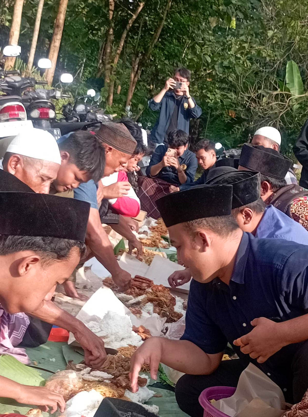 WARGA Kalirejo Ungaran Timur sedang Melaksanakan Nyadran untuk menyambut Bulan Ramadan 2025 di Makam Bukit Senali pinggir Tol Semarang -Solo.