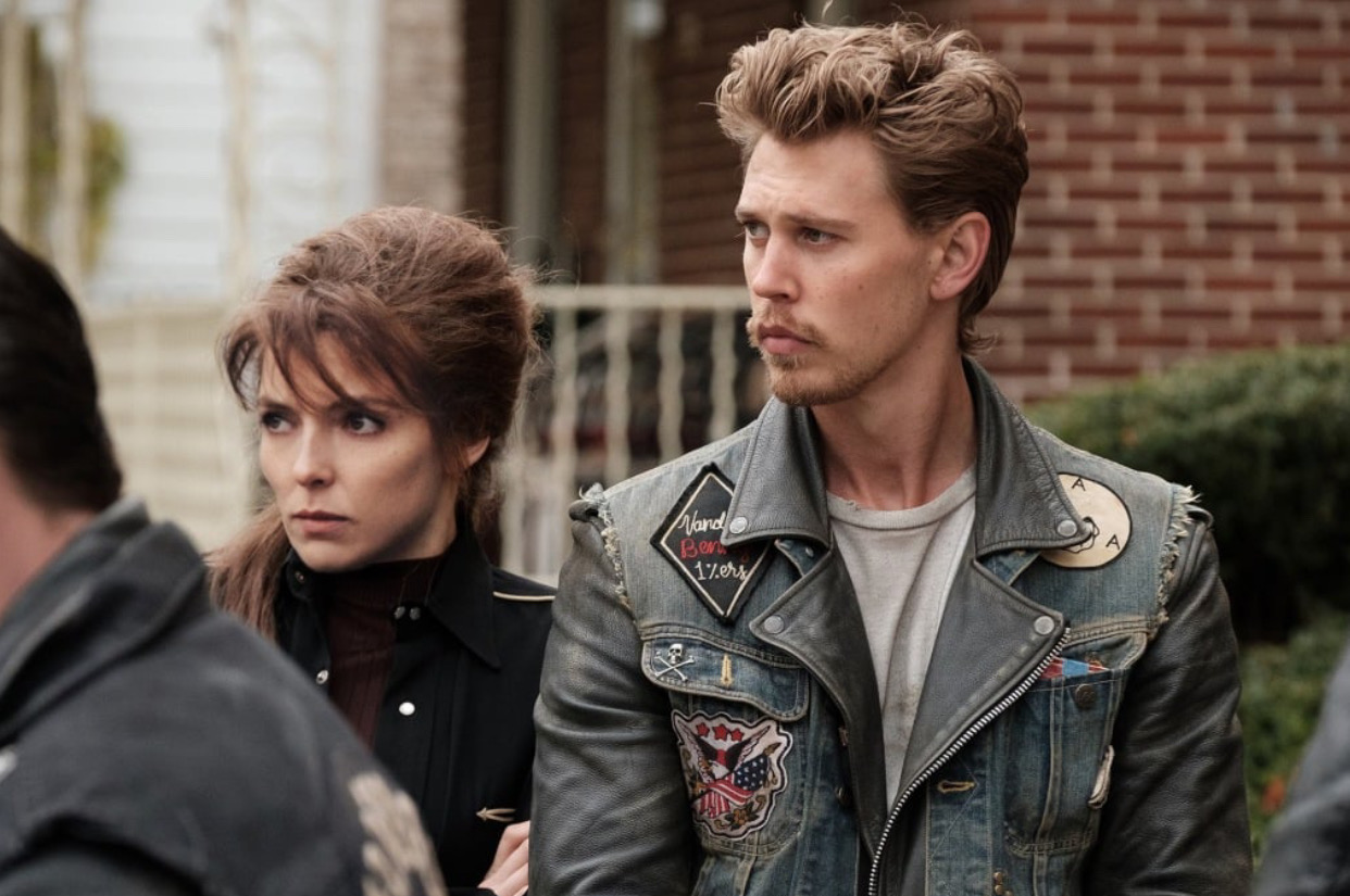 Scene dalam film The Bikeriders yang diperankan oleh Austin Butler dan Jodie Comer