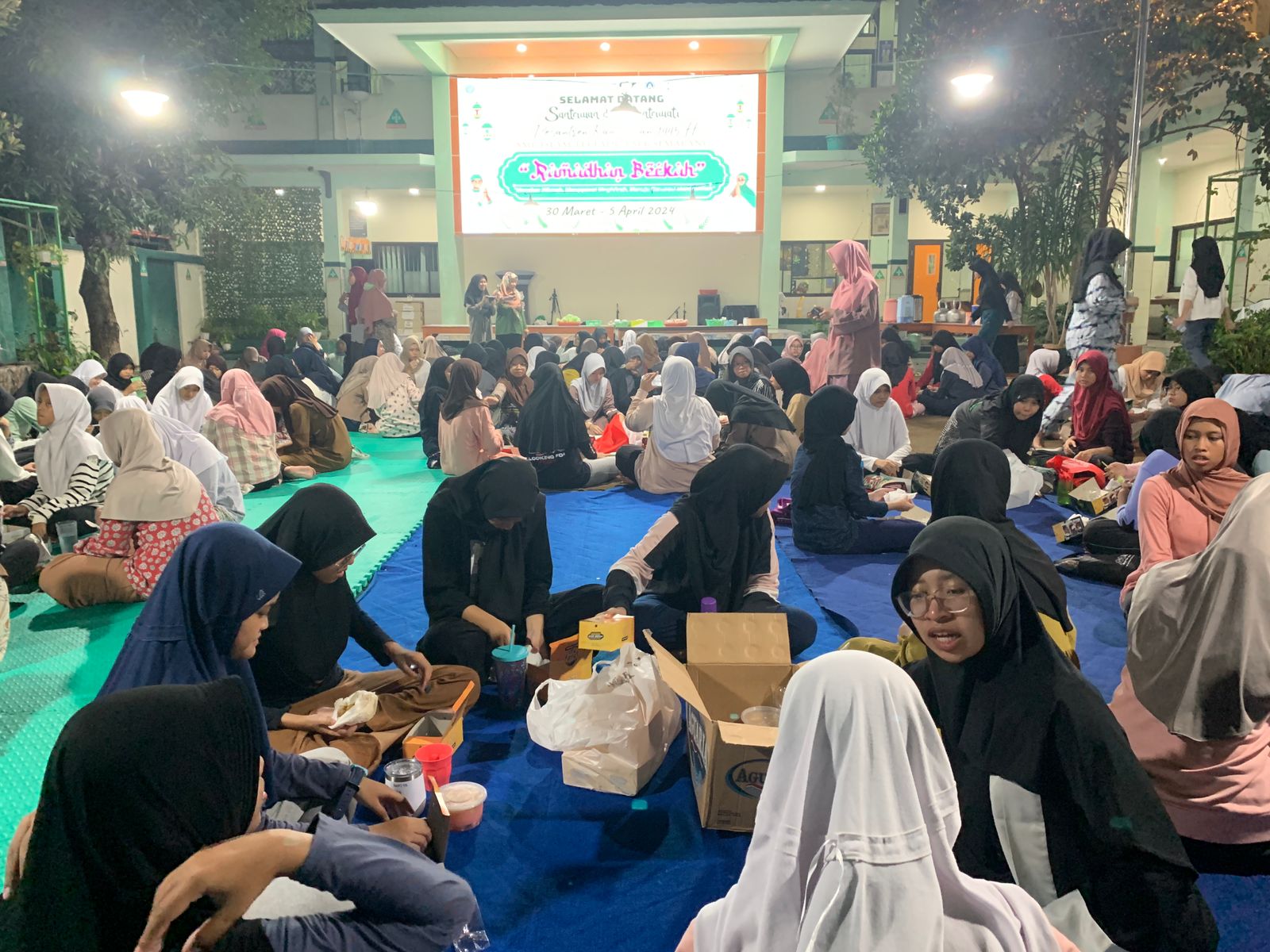 Para siswa-siswi SMP IT PAPB Kota Semarang saat kegiatan Pesantren Ramadan di halaman sekolah setempat beberapa waktu lalu.