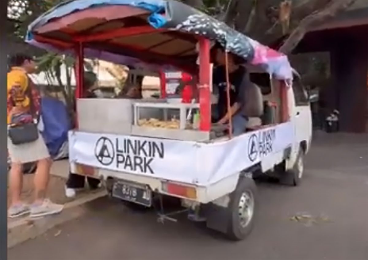 Linkin Park Bagi-bagi Tahu Bulat  Sebelum Konser di Stadion GBK Biar Indonesia Banget