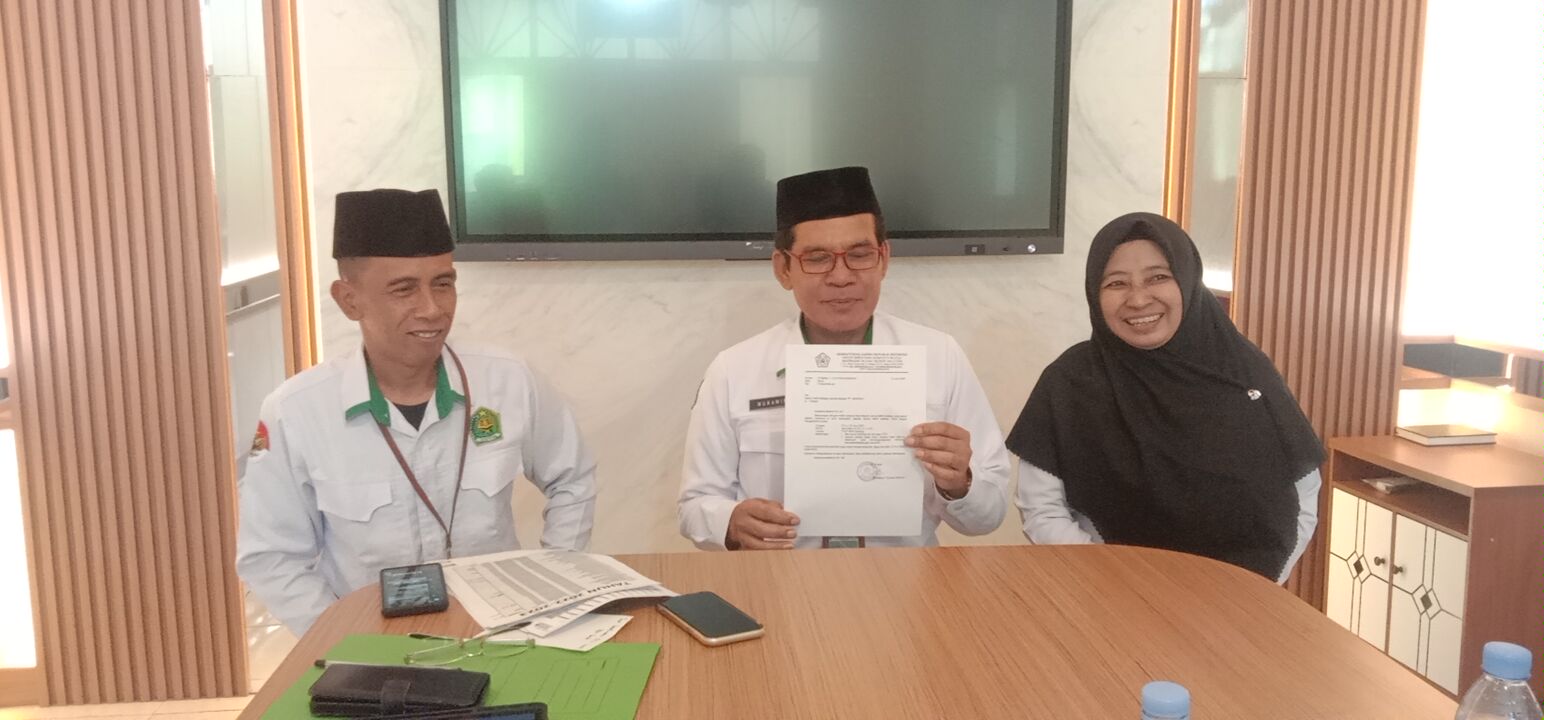 Sebanyak 390 ijazah masih tersimpan di Madrasah Aliyah Negeri (MAN) 1 Salatiga, Jalan Wahid Hasyim, belum diambil oleh para alumni sejak tahun 2011.