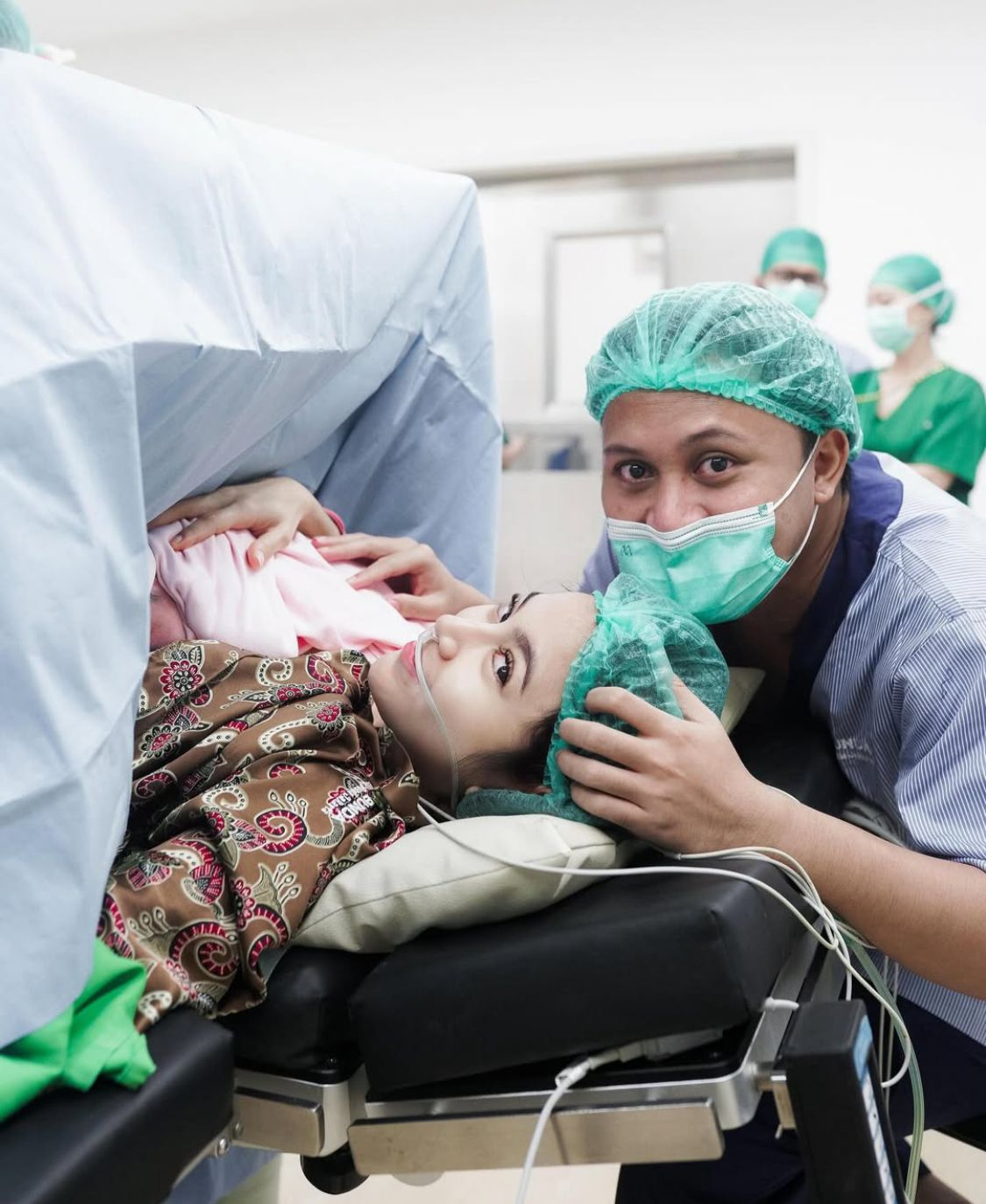 Rizy Febian dan Mahalini, bersama anak perempuan pertama,Zairee Selina Quinlyn Kareema Febian.