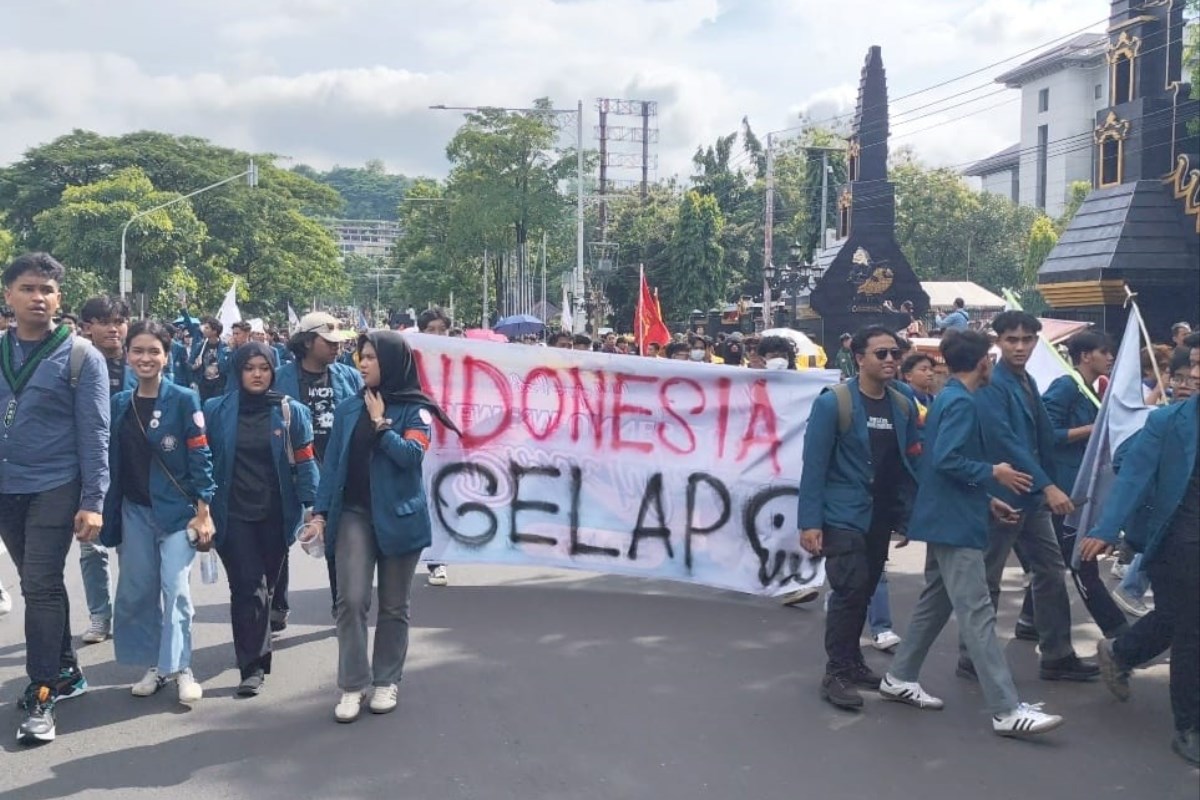 Foto Peserta aksi demo di depan Kantor Gubernur Jateng, Selasa (18/2/2025).&nbsp;(M Hariyanto/Jawa Pos Radar Semarang)
