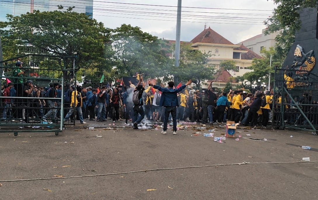 Foto Peserta aksi demo di depan Kantor Gubernur Jateng, Selasa (18/2/2025).&nbsp;(M Hariyanto/Jawa Pos Radar Semarang)