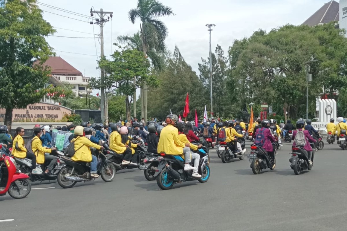 Ribuan mahasiswa Semarang bergerak menuju kampus Undip Pleburan,sebelum longmarc ke Gubernuran. (Sulistiono)
