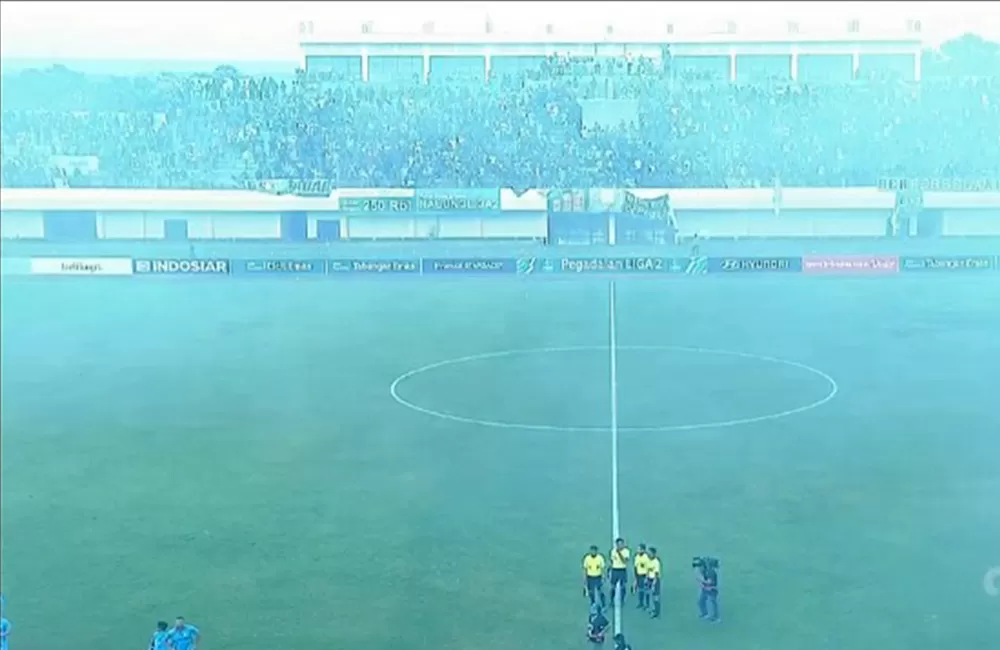 Supporter Persela Lamongan merangsek masuk ke lapangan dan menyalakan flare, Selasa (18/2/2025)