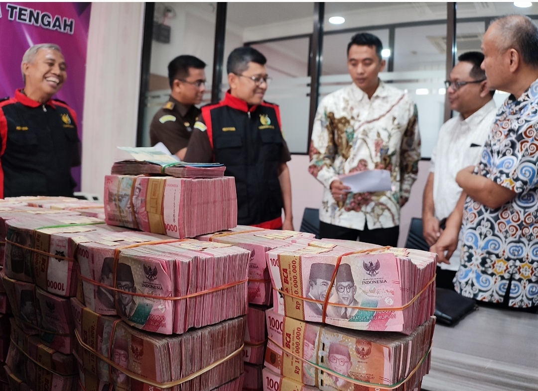 Tim penyidik Kejati Jateng saat menerima titipan uang Rp 4,5 miliar dari PT MMS dalam dugaan korupsi pengelolaan Plasa Klaten, Rabu (19/2/2025).