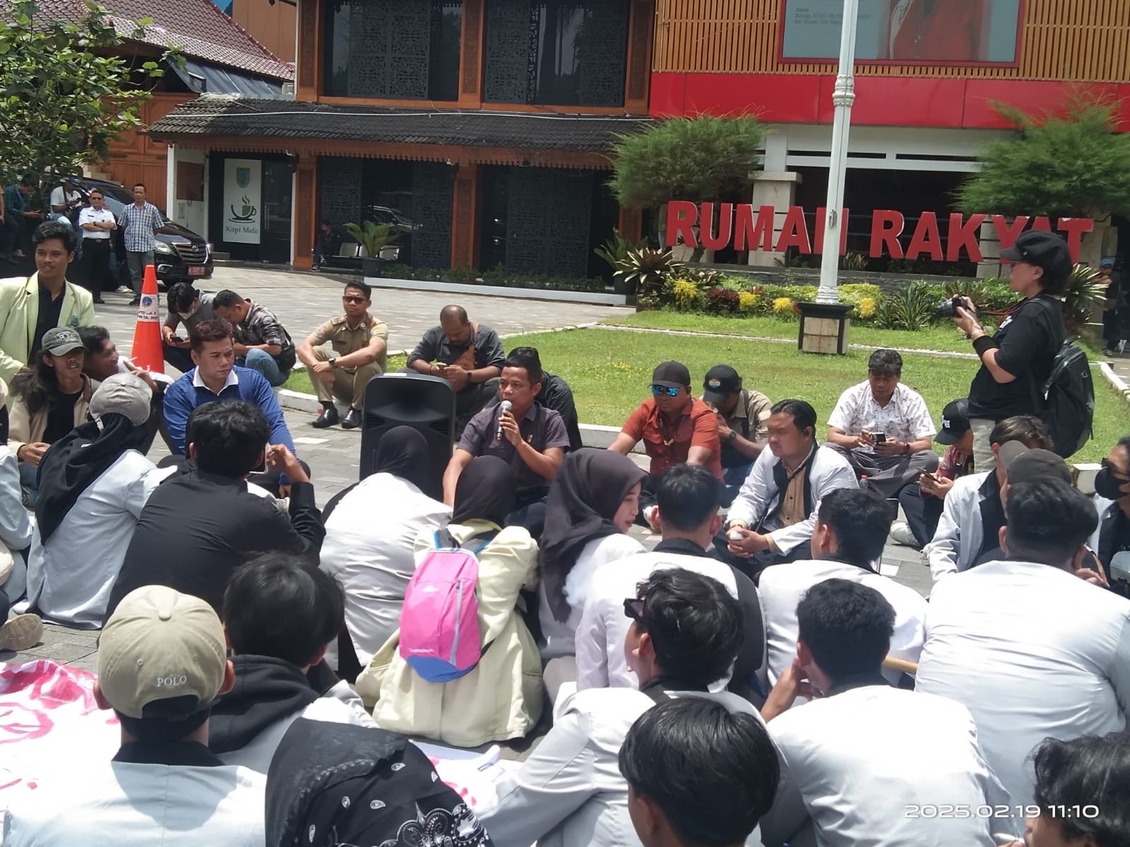 Ratusan mahasiswa UIN Salatiga menggelar aksi demonstrasi di halaman Kantor DPRD Kota Salatiga, Rabu (19/2/2025).