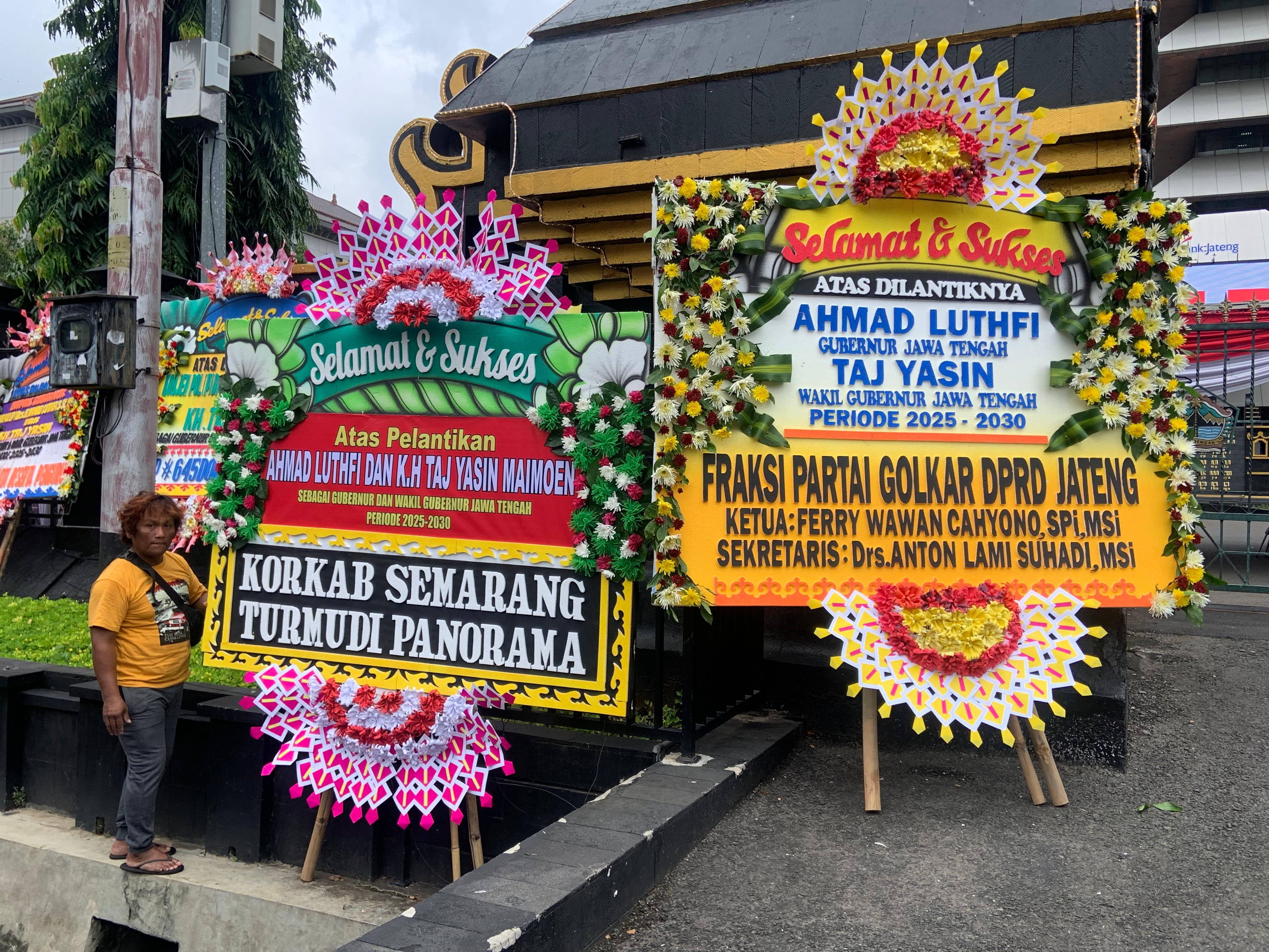 -	Pemilik Kios Bunga Aneka Sari Agung Budiyanto sedang memasang karangan bunga ucapan pelantikan di depan Kantor Gubernur Jateng, Rabu (19/2).