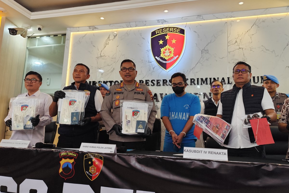Foto tersangka dan barang bukti saat dihadirkan di rilis di Polda Jateng, Rabu (19/2/2025).