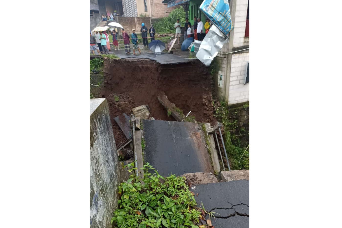 Hujan deras yang mengguyur Kota Salatiga sejak siang hari menyebabkan sebuah jembatan di Dusun Winong RT 01/RW 01, Kelurahan Kecandran, Kecamatan Sidomukti, putus pada Kamis (20/2)