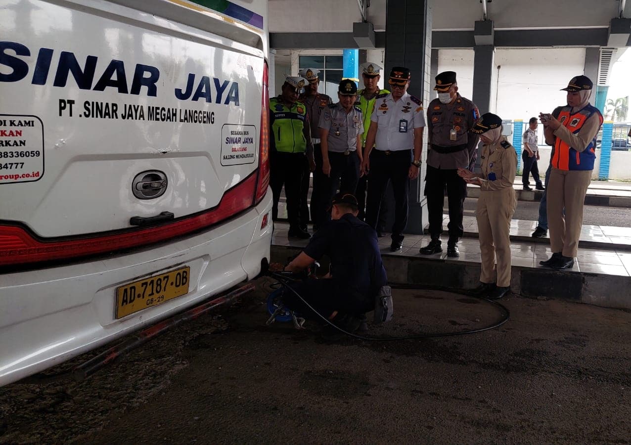 Petugas gabungan melakukan Ramp Check kendaraan bus termasuk kelengkapan surat.