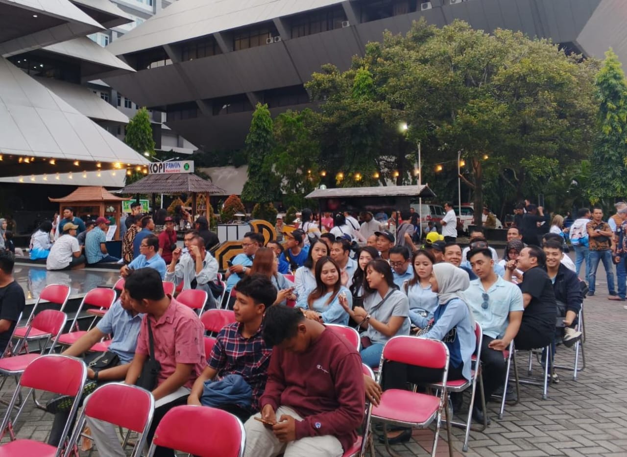 Masyarakat Jawa Tengah datang ke Kantor Gubernur Jateng untuk menyambut Gubernur dan Wakil Gubernur Jateng yang baru.