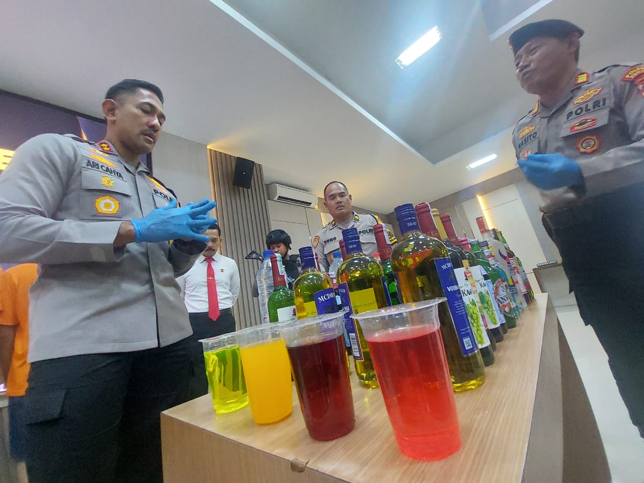 Kapolres Demak AKBP Ari Cahya Nugraha saat melihat barang bukti sitaan miras termasuk es moni.(Wahibpribadi)