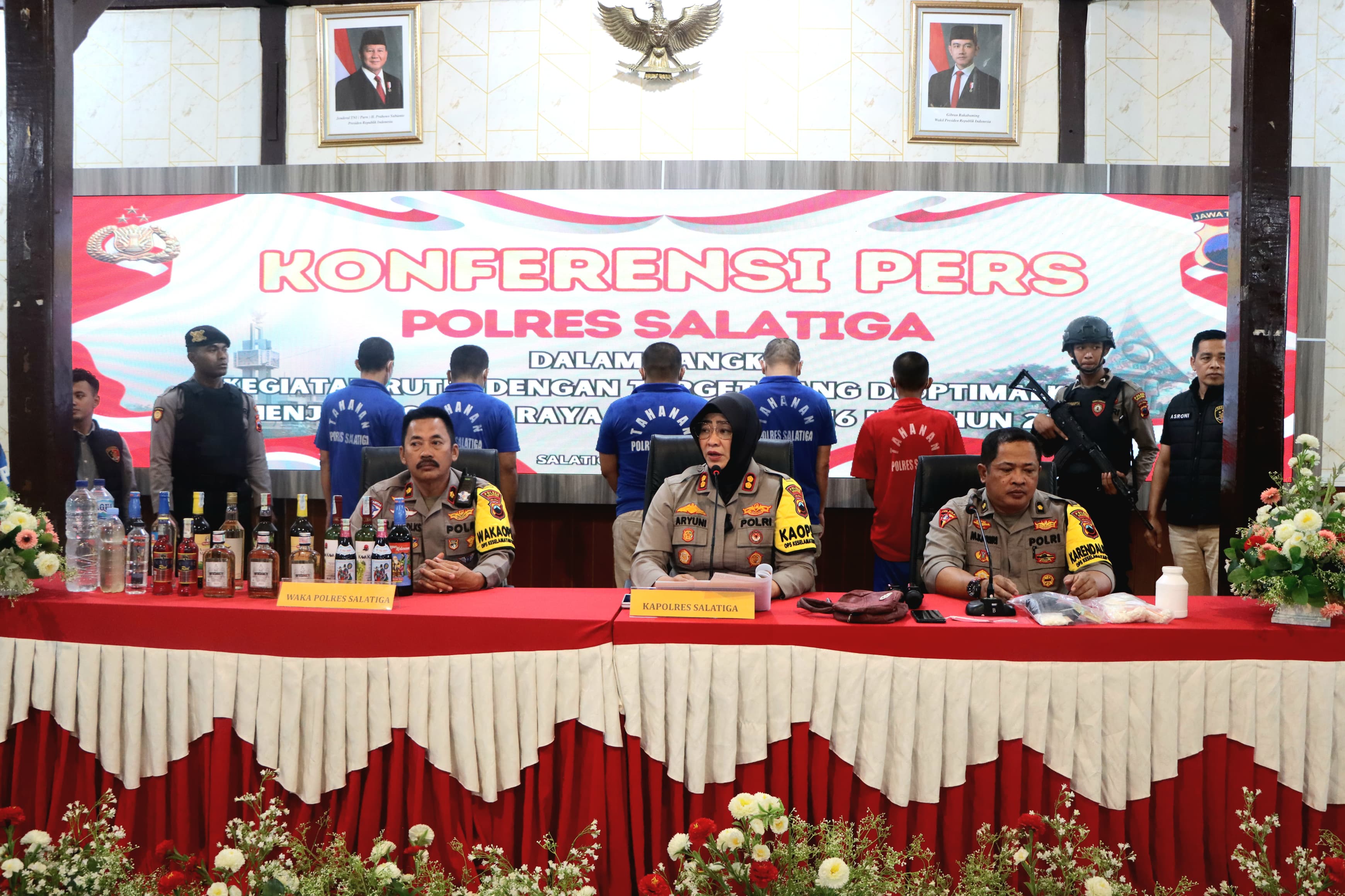 Kapolres Salatiga AKBP Aryuni Novitasari, M.Psi, M.Si, Psi didampingi Wakapolres Kompol R Arsadi K.S, S E, M.H dan Kabagops Kompol Muhamad Kariri, S.H, M.H menggelar Press Release .