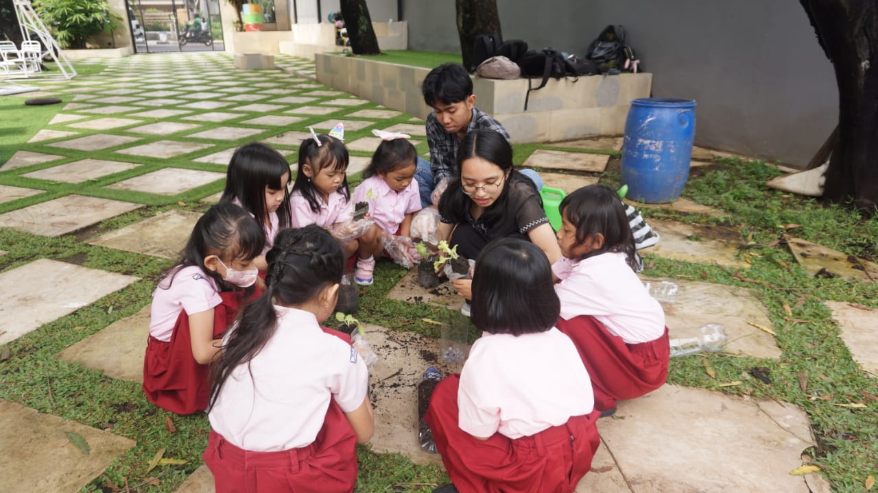 Halaman KB-TK Kristen Satya Wacana dipenuhi suasana ceria dalam kegiatan Planting Time yang digelar oleh Fakultas Pertanian dan Bisnis (FPB) Universitas Kristen Satya Wacana (UKSW).