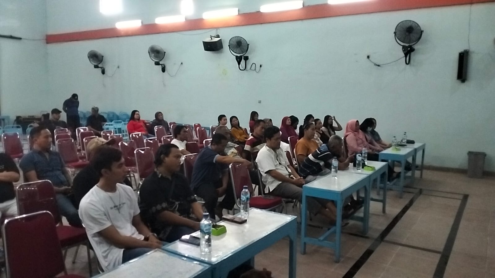 SOSIALISASI: Para pelaku usaha hiburan di Argorejo RW IV, Kelurahan Kalibanteng Kulon, Semarang Barat mengikuti sosialisasi pengaturan jam operasional