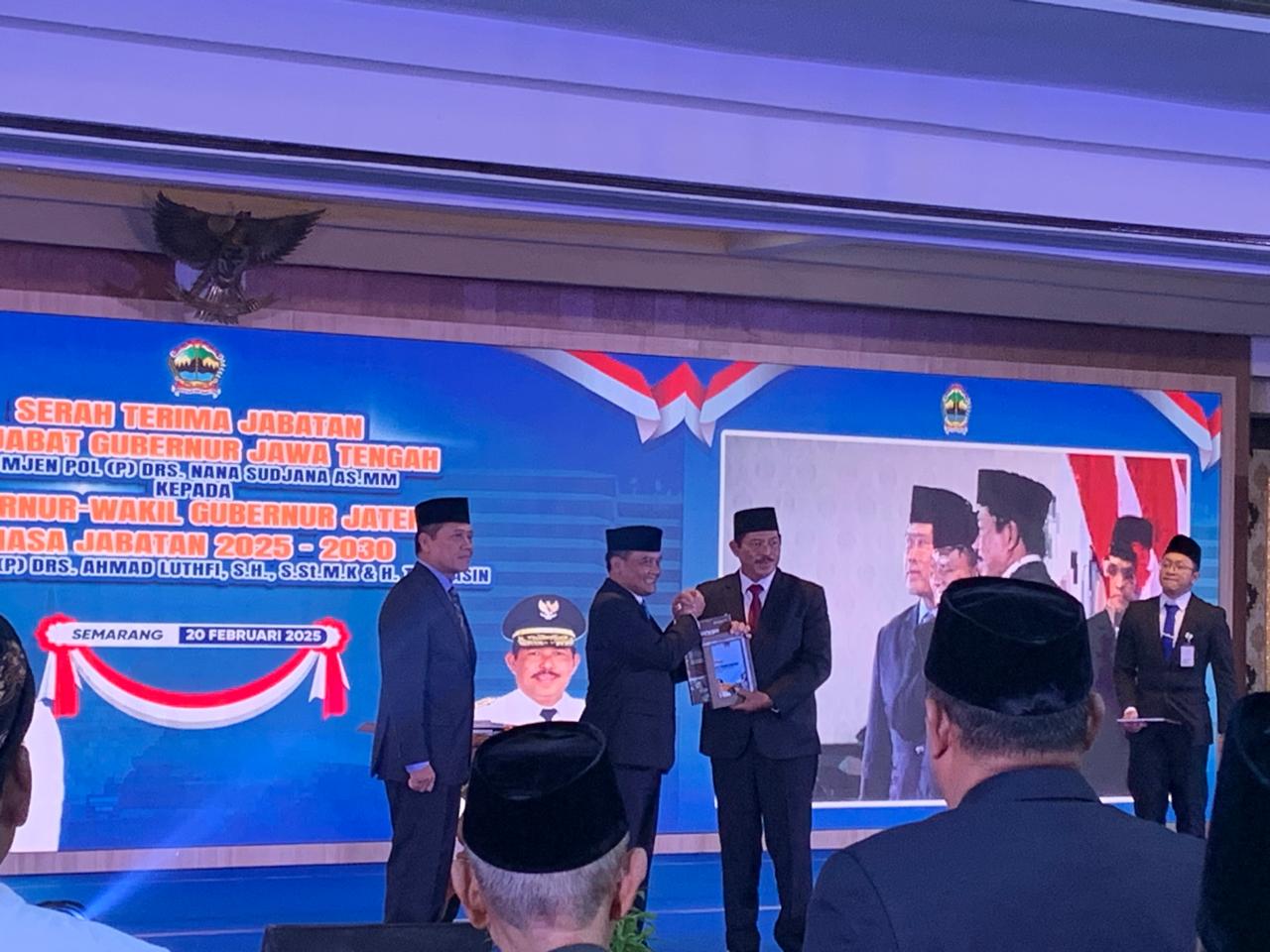 Kepala Staf Kepresidenan AM Putranto, Gubernur Jateng Ahmad Luthfi, Pj Gubernur Jateng Nana Sudjana saat pisah sambut dan serah terima jabatan di Gradhika Bhakti Praja, Kamis (20/2) malam.