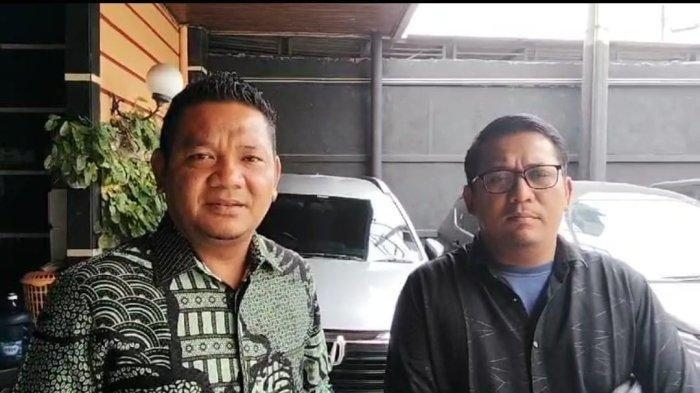 Kuasa hukum Bripka Shcalomo Sibuea, Olsen Lumbantobing (Kiri) dan Boy Raja Marpaung (Kanan) saat diwawancarai adanya Polisi diduga ditipu rekan sesama Polisi modus bisa meluluskan masuk Sekolah Inspek