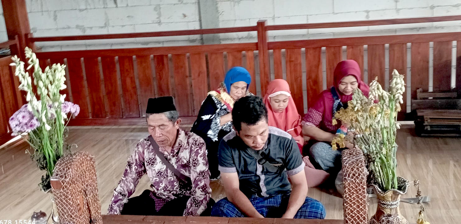 KHUSYUK BERDOA: Berziarah Kubur di Makam KH Maksum AK Desa Karangmalang  Kecamatan Gebog Kabupaten Kudus Jawa Tengah.