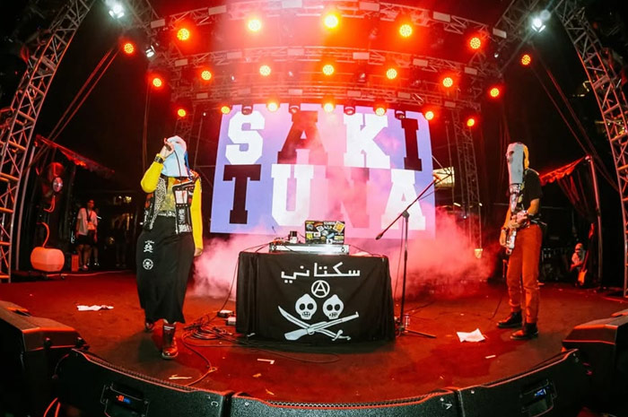 Band Sukatani dalam performance.