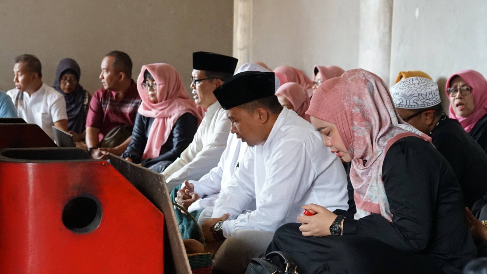 ERZIARAH: Camat Semarang Barat, Elly Asmara bersama para perangkat dan para lurah sekecamatan Semarang Barat menggelar nyadran wilayah di Makam Kiyai Jurumudi (Nahkoda Kapal Cheng Ho), areal Kelenteng