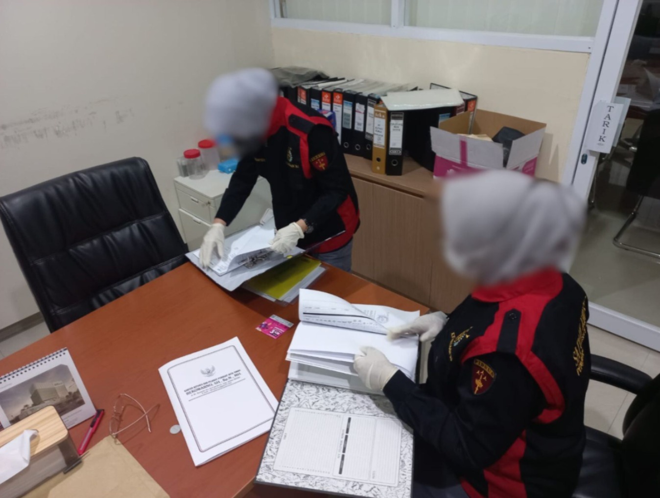 Tim Penyidik Kejaksaan Tinggi Jawa Tengah melakukan penggeledahan dugaan tindak pidana korupsi atas pembelian tanah oleh BUMD PT Cilacap Segera Artha.