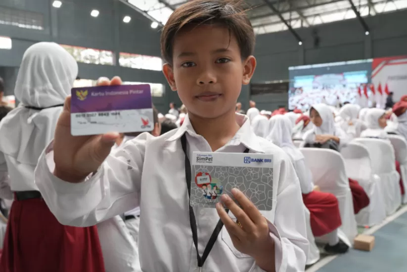 Siswa mendapatkan bantuan PIP 2025 termin 1.