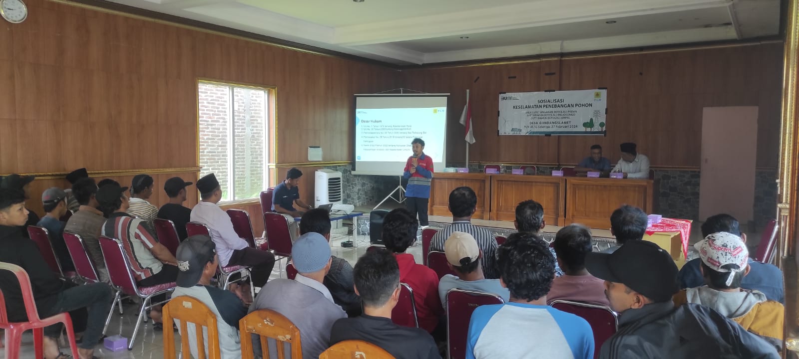 Puluhan penebang pohon dikumpulkan oleh PLN (Unit Layanan Transmisi dan Gangguan) ULTG Salatiga pada Kamis (27/2/2025).