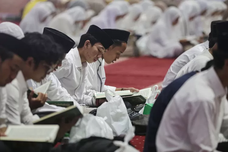 Peserta melakukan Khotmul Qur&rsquo;an saat acara Tarhib Ramadhan, Dzikir dan Doa Untuk Keselamatan Bangsa di Masjid Istiqlal, Jakarta