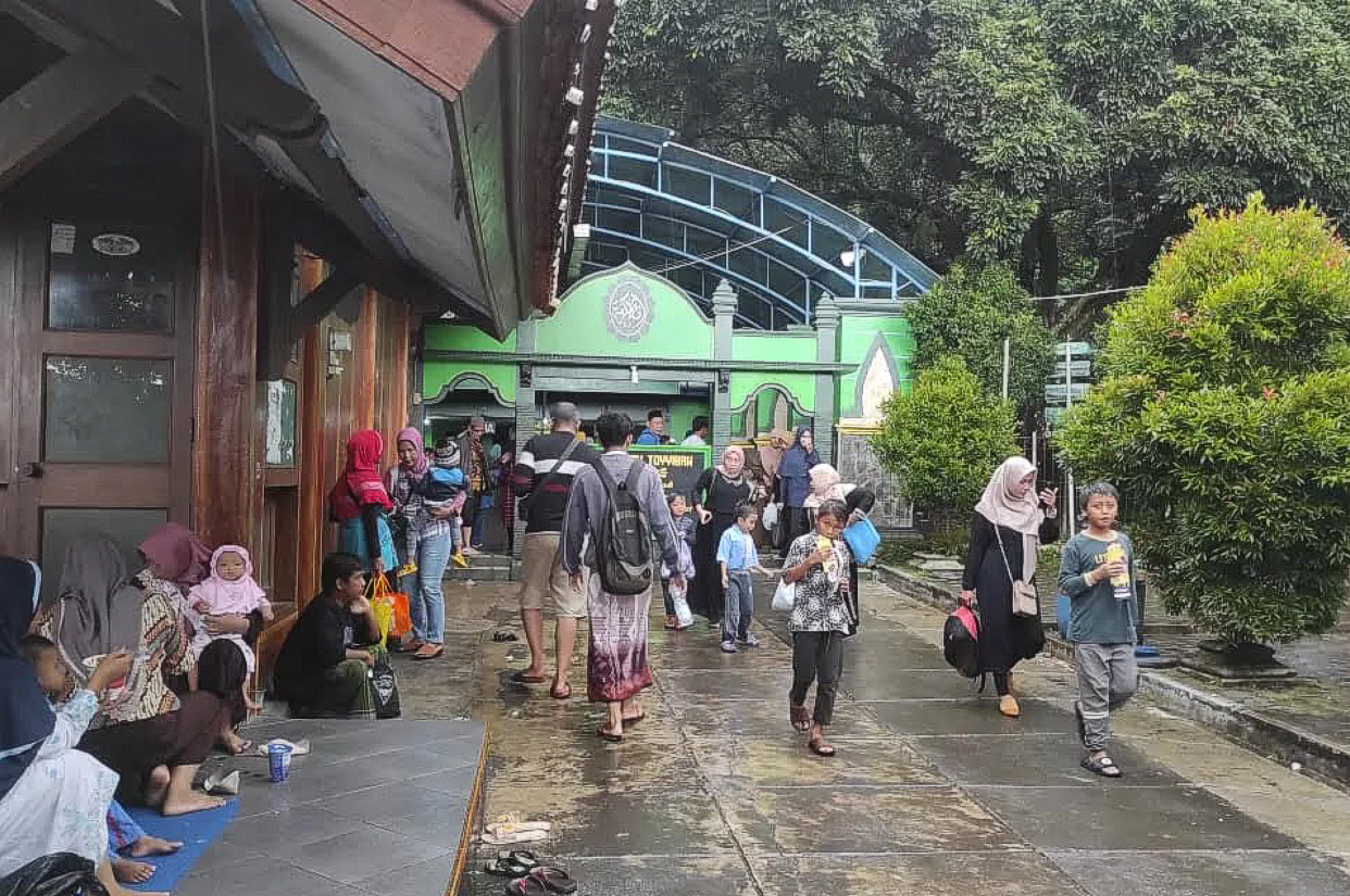 Potret: Suasana Peziarah di Sendah Kalimah Toyyibah Nyatnyono Ungaran