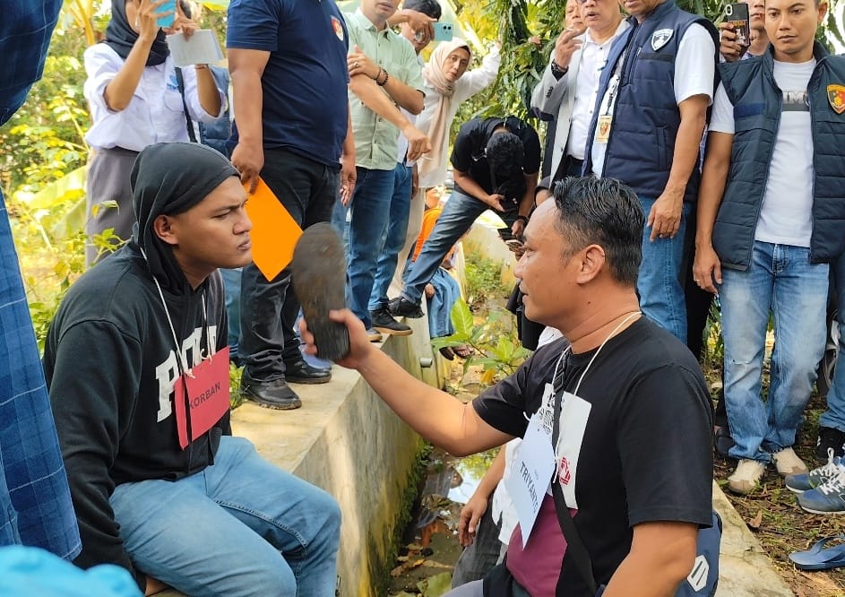 Polisi menggelar rekonstruksi dugaan penganiayaan warga Mijen Semarang Darso oleh  Kanit Gakkum Satlantas Polresta Yogyakarta AKP Hariadi. (Nurchamim/Jawa Pos Radar Semarang)