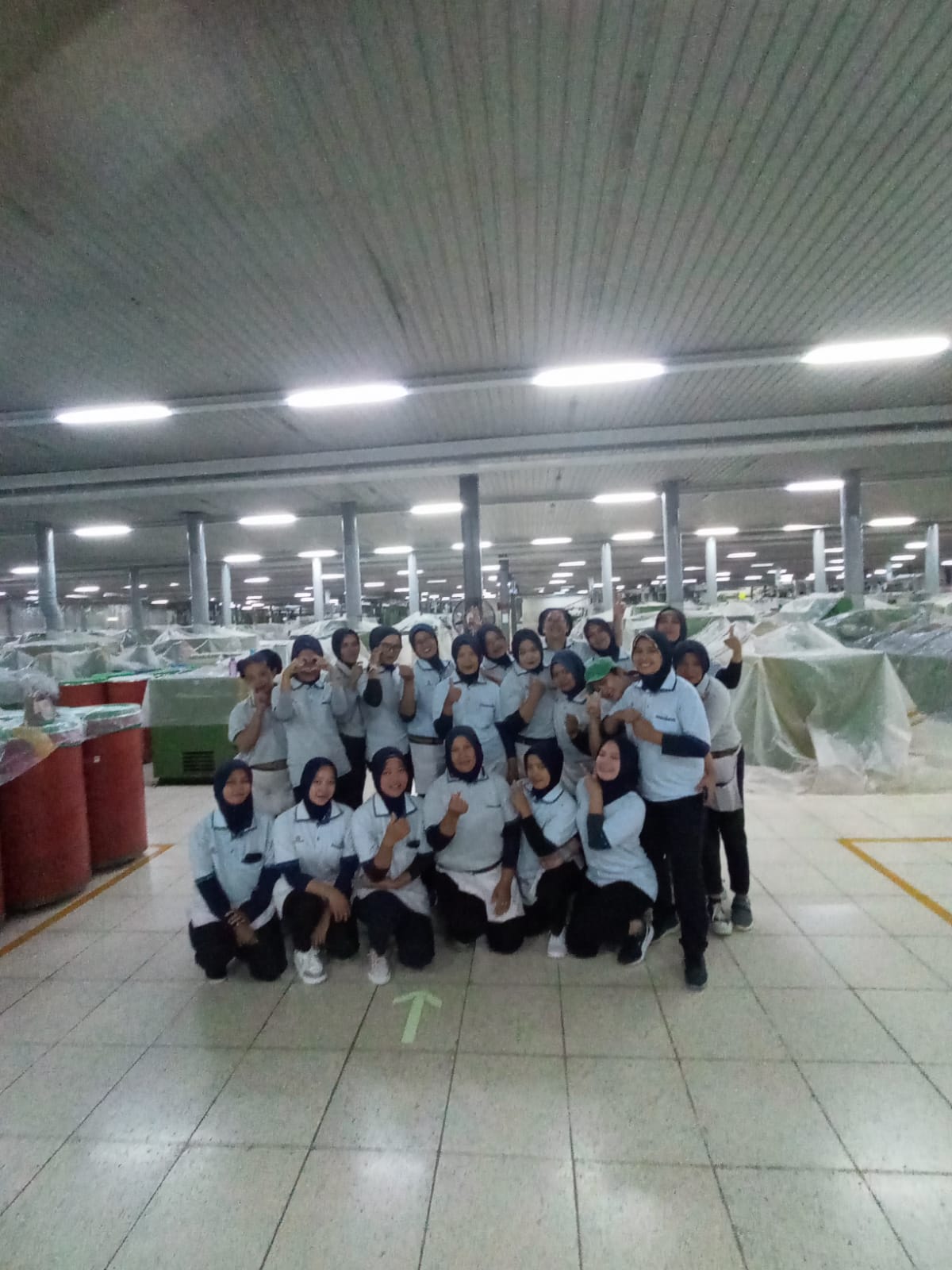 Karyawan PT Primayudha Mandirijaya berfoto bersama saat masih bekerja.