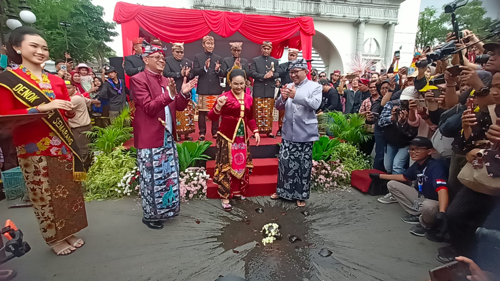 Hari pertama setelah pulang dari retreat kepala daerah di Akmil Magelang, Wali Kota Semarang, Agustina Wilujeng Pramestuti dan Wakil Wali Kota, Iswar Aminuddin, memimpin kirab Dugderan.