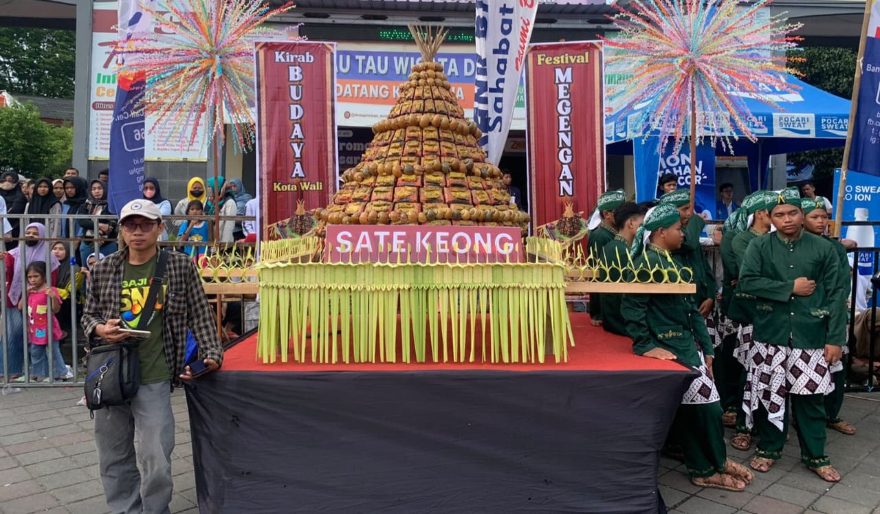 Gunungan sate keong ditampilkan dalam festival megengan dan menjadi ikon Demak Kota Wali. (Wahibpribadi)
