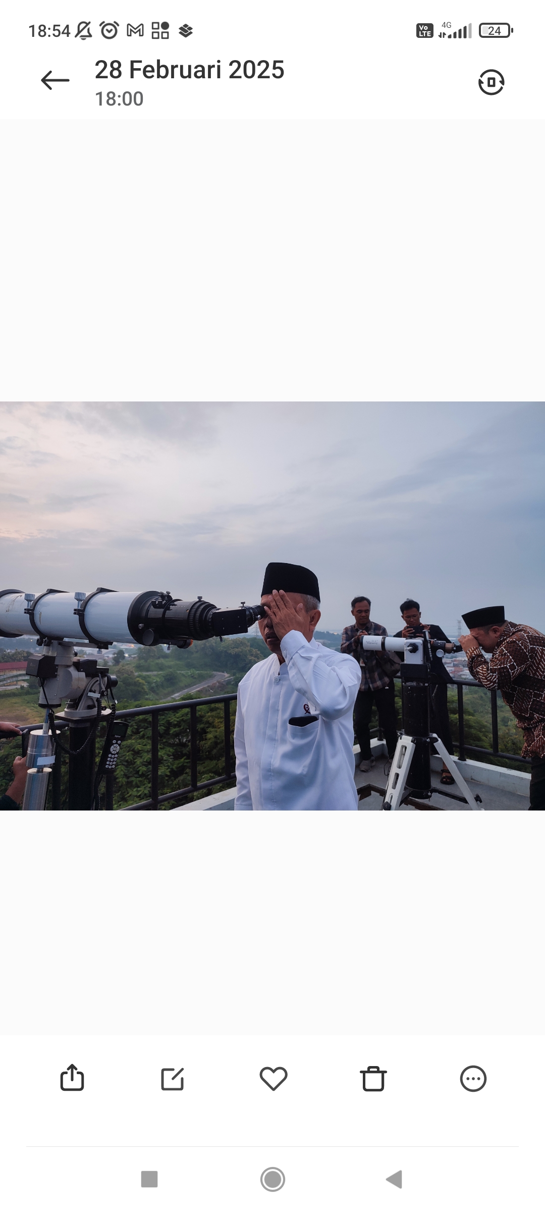 Rektor UIN Walisongo Prof Dr Nizar dan Kepala Kanwil Kementerian Agama Jateng Dr Saiful Mujab  saat melihat hilal dari Planetarium dan Observatorium UIN Walisongo, Jumat (2