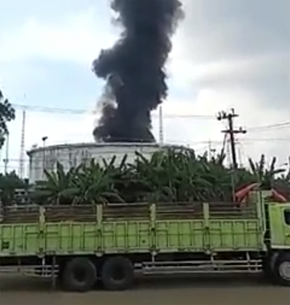 Tangki Kilang Pertamina Cilacap Terbakar Begini Kondisinya