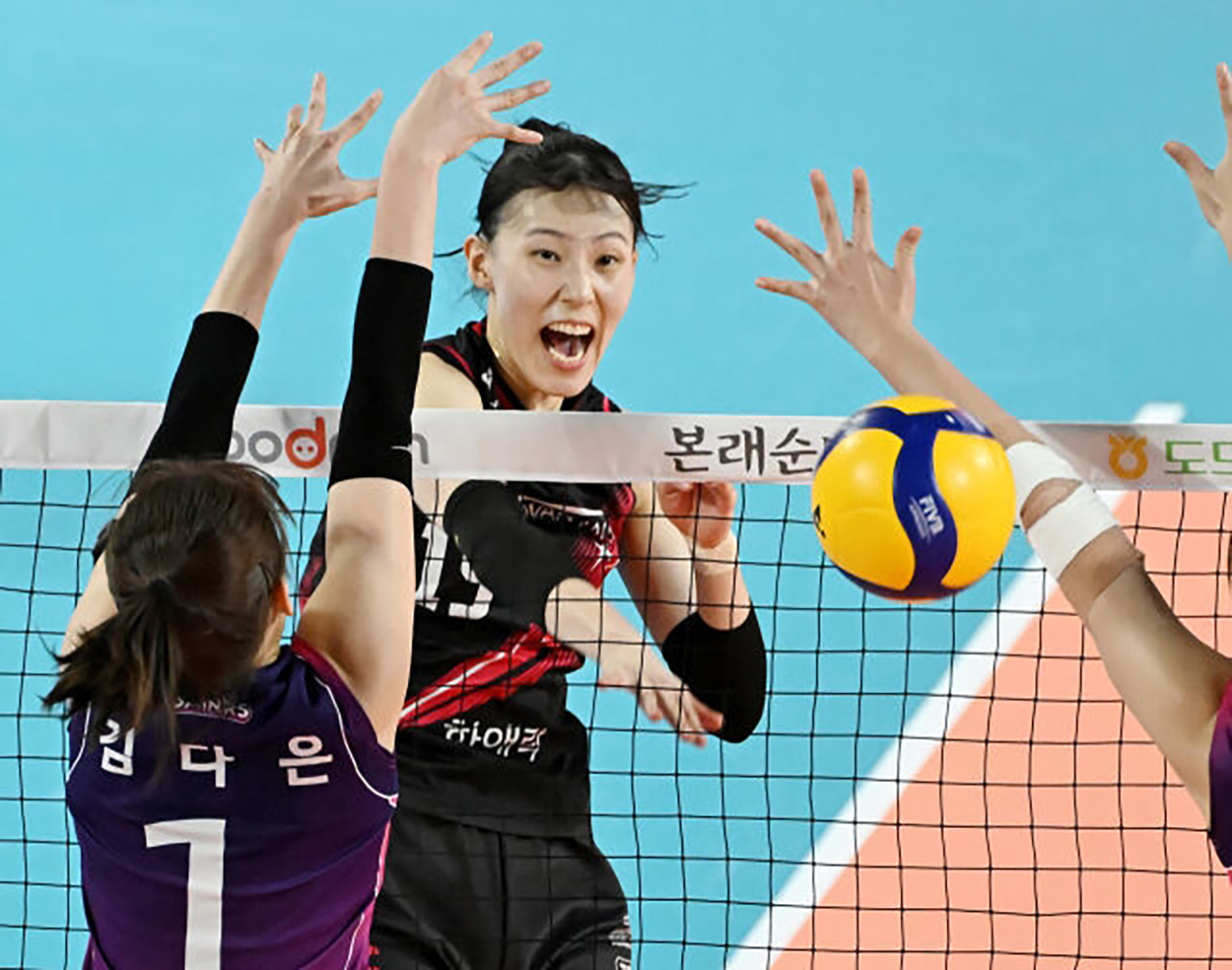 Lee Seon-woo catatkan 32 poin saat timnya membungkam Pink Spiders 3-2 di Chungmu Gymnasium, Daejeon.