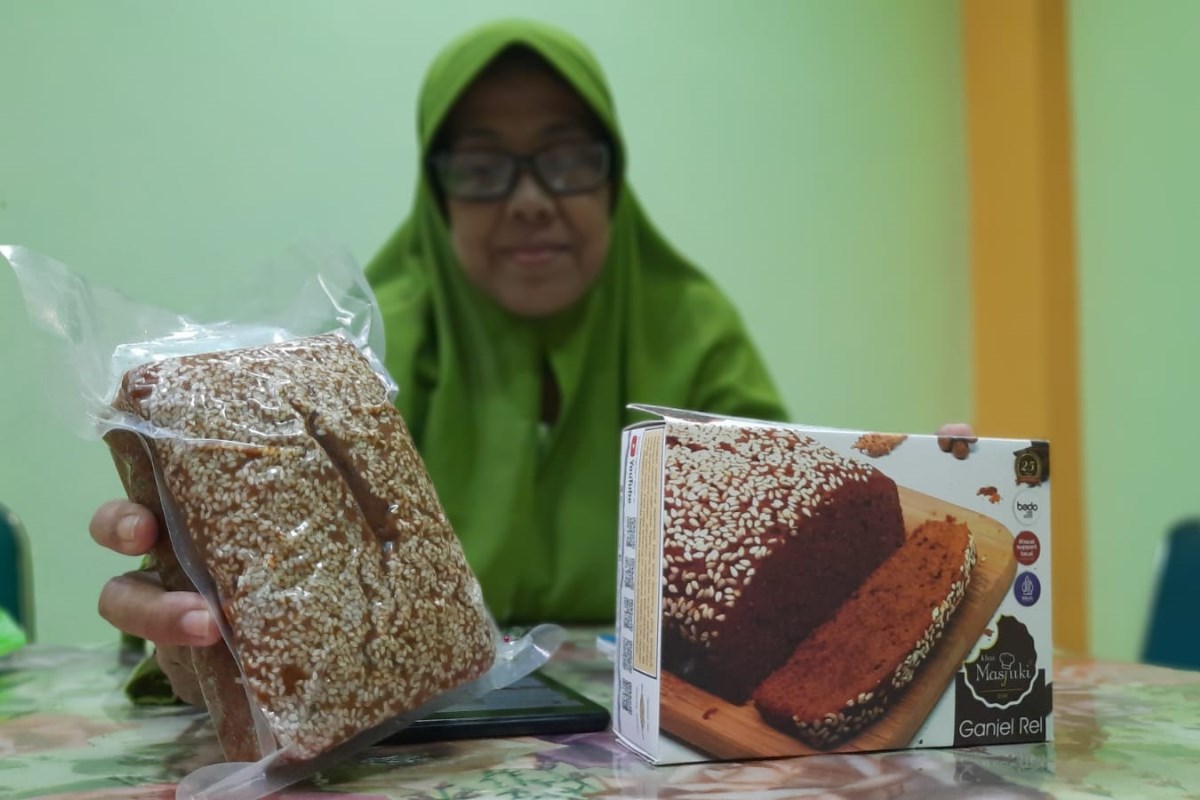 Pembuat kue&nbsp;Ganjel&nbsp;Rel, Aunil Masjuki saat ditemui di areal Masjid Agung Semarang. FIGUR RONGGO WASSALIM/JAWA POS RADAR SEMARANG