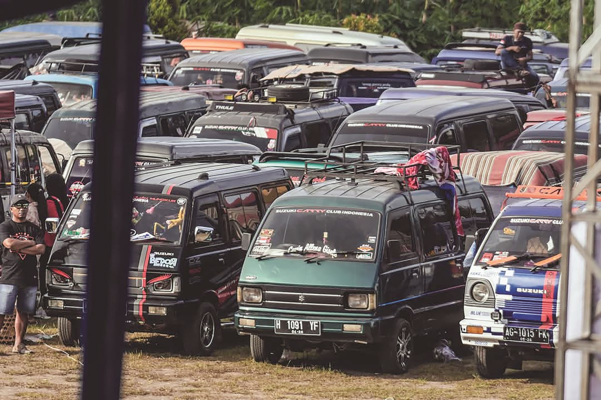 Anggota Suzuki Carry Club Indonesia Chapter Semarang Atlas &ndash; Kendal saat berkumpul bersama.