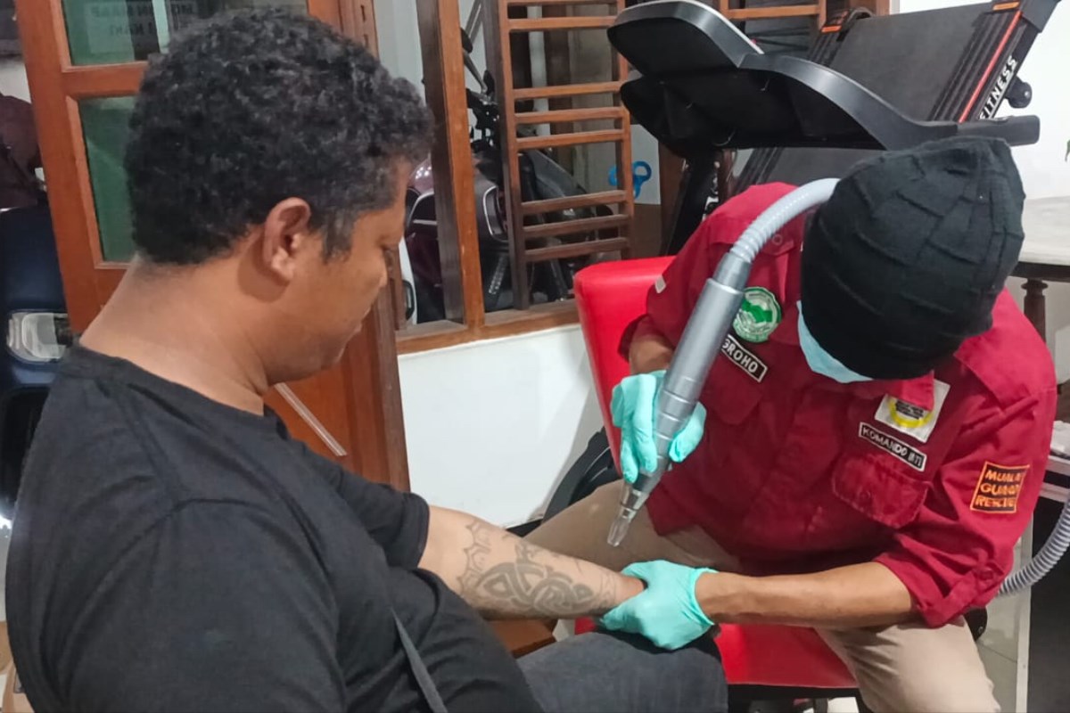 Nugroho (baju merah) saat melakukan hapus tato bersama Mualaf Center Indonesia Peduli Semarang di Sasana Tinju Sutan Rambing, Semarang Timur, Kamis (27/2) lalu. FIGUR RONGGO WASSALIM/RADAR SEMARANG